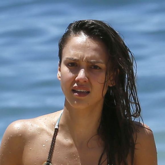 Exclusif - Jessica Alba en vacances se relaxe sur une plage de Hawaï le 21 Avril 2016.