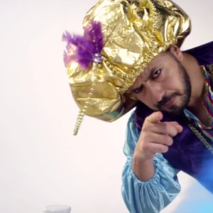 Moundir incarne un génie dans une publicité pour les céréales Lion. Mai 2016.