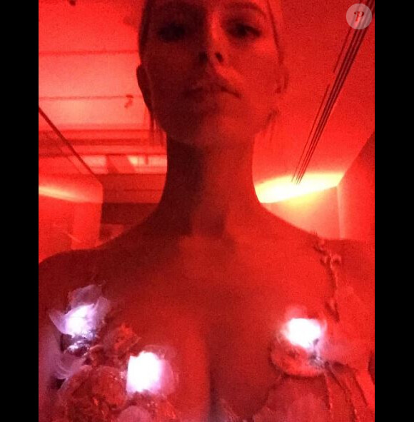 Karolina Kurkova fière de sa robe pour le Met Gala, le 2 mai 2016 à New York. Instagram.