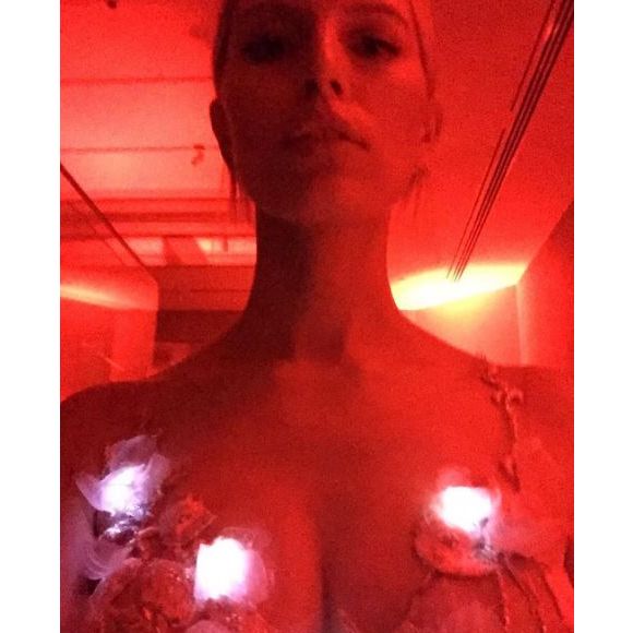 Karolina Kurkova fière de sa robe pour le Met Gala, le 2 mai 2016 à New York. Instagram.