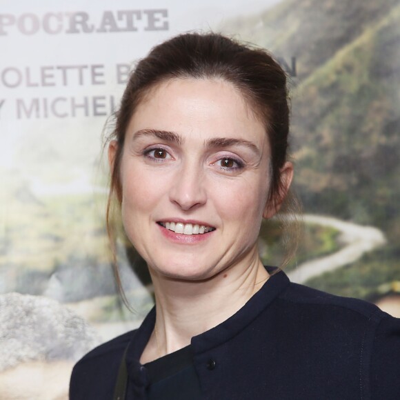 Julie Gayet (Marraine du Fonds pour la santé de Femmes et ambassadrice de ce documentaire) - Présentation du film documentaire "L'homme qui répare les femmes" au MK2 Gambetta à Paris le 4 Février 2016. © Denis Guignebourg/Bestimage