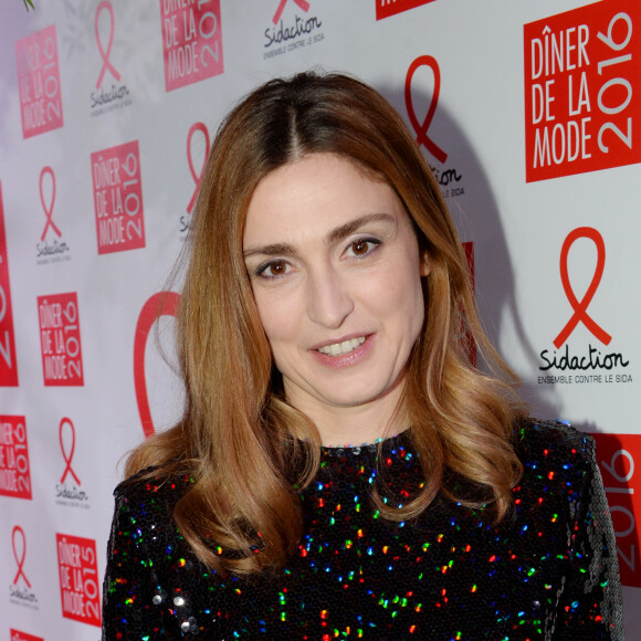 Julie Gayet - Dîner de la mode 2016 pour le Sidaction au pavillon d'Armenonville à Paris, le 28 janvier 2016. © Rachid Bellak/Bestimage  Sidaction Gala Dinner 2016 held at Pavillon d'Armenonville in Paris, France on January 28th, 2016.28/01/2016 - Paris