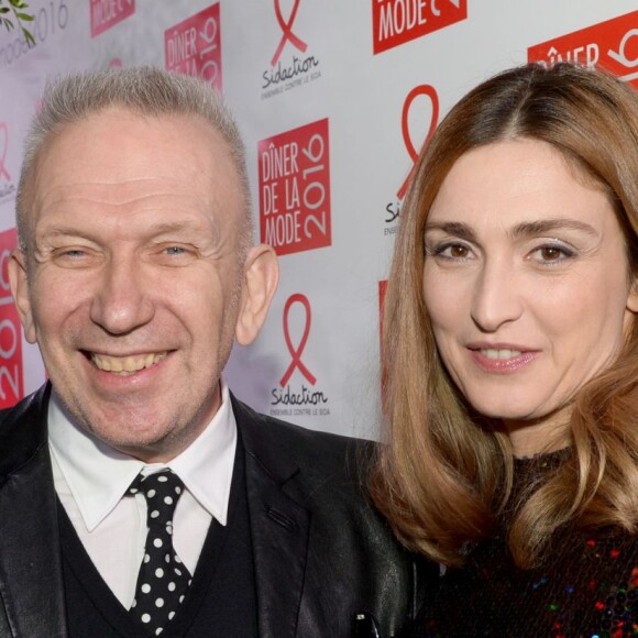 Jean Paul Gaultier et Julie Gayet - Dîner de la mode 2016 pour le Sidaction au pavillon d'Armenonville à Paris, le 28 janvier 2016. © Rachid Bellak/Bestimage  Sidaction Gala Dinner 2016 held at Pavillon d'Armenonville in Paris, France on January 28th, 2016.28/01/2016 - Paris