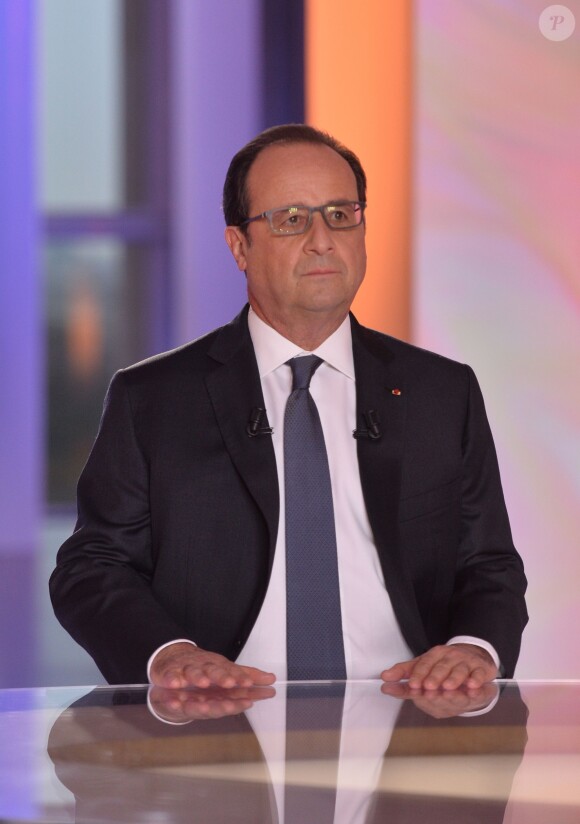 Le président de la République François Hollande lors de l'émission télévisée "Dialogues Citoyens" diffusée sur la chaîne France 2 au Musée de l'Homme à Paris, le 14 avril 2016. © Christian Liewig/Pool/Bestimage