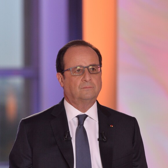 Le président de la République François Hollande lors de l'émission télévisée "Dialogues Citoyens" diffusée sur la chaîne France 2 au Musée de l'Homme à Paris, le 14 avril 2016. © Christian Liewig/Pool/Bestimage