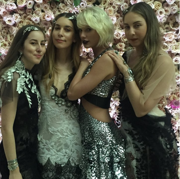 Taylor Swift et ses copines du groupe HAIM à la soirée du MET Gala, le 2 mai 2016