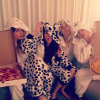 Taylor Swift et ses copines du groupe HAIM dévorent une pizza après la soirée du MET Gala, le 2 mai 2016