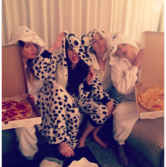 Taylor Swift et ses copines du groupe HAIM dévorent une pizza après la soirée du MET Gala, le 2 mai 2016