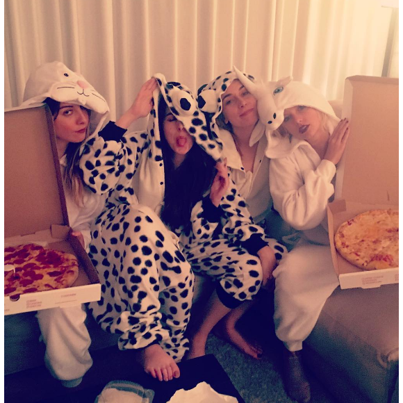 Taylor Swift et ses copines du groupe HAIM dévorent une pizza après la soirée du MET Gala, le 2 mai 2016
