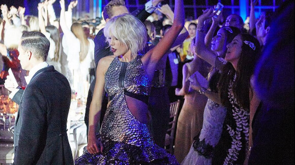 Taylor Swift et Tom Hiddleston en pleine compétition de danse à la soirée du MET Gala à New York. Vidéo publiée sur Youtube, le 3 mai 2016