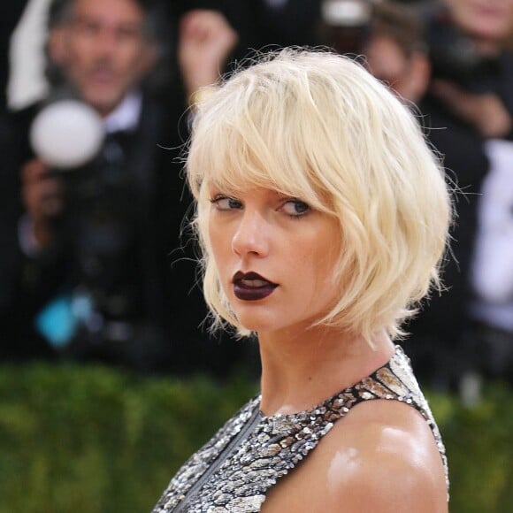 Taylor Swift - Soirée Costume Institute Benefit Gala 2016 (Met Ball) sur le thème de "Manus x Machina" au Metropolitan Museum of Art à New York, le 2 mai 2016.