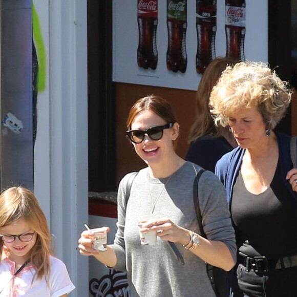 Exclusif - Jennifer Garner en touriste à Paris avec ses enfants, Violet, Seraphina et Samuel le 6 mai 2016. Elle commence son périple Place de la concorde devant l'Obélisque puis fait un tour de Grande Roue. Pas de passe droit négocié, l'actrice et ses enfants font la queue avec les autres touristes. Ensuite, la famille, sans Ben Affleck, se dirige vers Montmartre où les enfants font un tour de Manège. Jennifer monte avec eux pour immortaliser ce moment de récréation avec son téléphone portable, puis ils se dirigent vers la Basilique du Sacré-Coeur de Montmartre. Jennifer en sort visiblement très émue et la petite Seraphina très fatiguée puisqu'elle finit endormie sur le dos de sa mère.