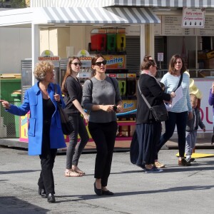 Exclusif - Jennifer Garner en touriste à Paris avec ses enfants, Violet, Seraphina et Samuel le 6 mai 2016. Elle commence son périple Place de la concorde devant l'Obélisque puis fait un tour de Grande Roue. Pas de passe droit négocié, l'actrice et ses enfants font la queue avec les autres touristes. Ensuite, la famille, sans Ben Affleck, se dirige vers Montmartre où les enfants font un tour de Manège. Jennifer monte avec eux pour immortaliser ce moment de récréation avec son téléphone portable, puis ils se dirigent vers la Basilique du Sacré-Coeur de Montmartre. Jennifer en sort visiblement très émue et la petite Seraphina très fatiguée puisqu'elle finit endormie sur le dos de sa mère.