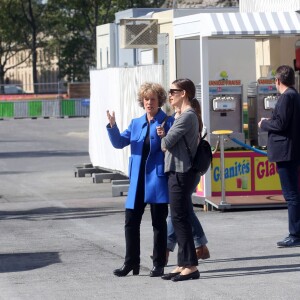 Exclusif - Jennifer Garner en touriste à Paris avec ses enfants, Violet, Seraphina et Samuel le 6 mai 2016. Elle commence son périple Place de la concorde devant l'Obélisque puis fait un tour de Grande Roue. Pas de passe droit négocié, l'actrice et ses enfants font la queue avec les autres touristes. Ensuite, la famille, sans Ben Affleck, se dirige vers Montmartre où les enfants font un tour de Manège. Jennifer monte avec eux pour immortaliser ce moment de récréation avec son téléphone portable, puis ils se dirigent vers la Basilique du Sacré-Coeur de Montmartre. Jennifer en sort visiblement très émue et la petite Seraphina très fatiguée puisqu'elle finit endormie sur le dos de sa mère.