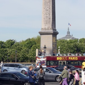 Exclusif - Jennifer Garner en touriste à Paris avec ses enfants, Violet, Seraphina et Samuel le 6 mai 2016. Elle commence son périple Place de la concorde devant l'Obélisque puis fait un tour de Grande Roue. Pas de passe droit négocié, l'actrice et ses enfants font la queue avec les autres touristes. Ensuite, la famille, sans Ben Affleck, se dirige vers Montmartre où les enfants font un tour de Manège. Jennifer monte avec eux pour immortaliser ce moment de récréation avec son téléphone portable, puis ils se dirigent vers la Basilique du Sacré-Coeur de Montmartre. Jennifer en sort visiblement très émue et la petite Seraphina très fatiguée puisqu'elle finit endormie sur le dos de sa mère.