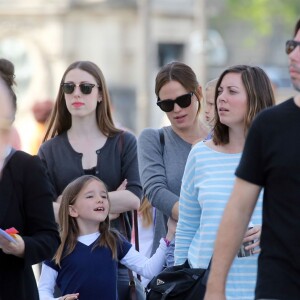 Exclusif - Jennifer Garner en touriste à Paris avec ses enfants, Violet, Seraphina et Samuel le 6 mai 2016. Elle commence son périple Place de la concorde devant l'Obélisque puis fait un tour de Grande Roue. Pas de passe droit négocié, l'actrice et ses enfants font la queue avec les autres touristes. Ensuite, la famille, sans Ben Affleck, se dirige vers Montmartre où les enfants font un tour de Manège. Jennifer monte avec eux pour immortaliser ce moment de récréation avec son téléphone portable, puis ils se dirigent vers la Basilique du Sacré-Coeur de Montmartre. Jennifer en sort visiblement très émue et la petite Seraphina très fatiguée puisqu'elle finit endormie sur le dos de sa mère.