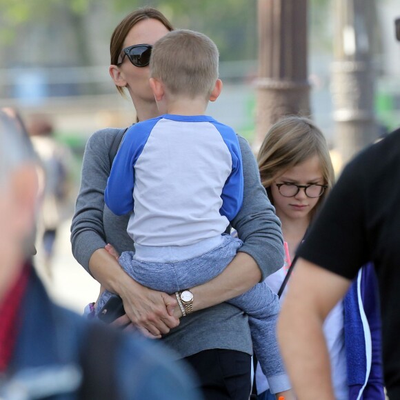 Exclusif - Jennifer Garner en touriste à Paris avec ses enfants, Violet, Seraphina et Samuel le 6 mai 2016. Elle commence son périple Place de la concorde devant l'Obélisque puis fait un tour de Grande Roue. Pas de passe droit négocié, l'actrice et ses enfants font la queue avec les autres touristes. Ensuite, la famille, sans Ben Affleck, se dirige vers Montmartre où les enfants font un tour de Manège. Jennifer monte avec eux pour immortaliser ce moment de récréation avec son téléphone portable, puis ils se dirigent vers la Basilique du Sacré-Coeur de Montmartre. Jennifer en sort visiblement très émue et la petite Seraphina très fatiguée puisqu'elle finit endormie sur le dos de sa mère.