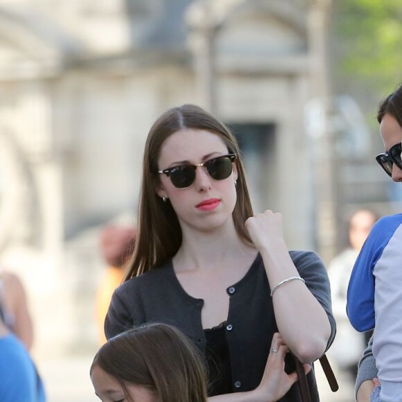 Exclusif - Jennifer Garner en touriste à Paris avec ses enfants, Violet, Seraphina et Samuel le 6 mai 2016. Elle commence son périple Place de la concorde devant l'Obélisque puis fait un tour de Grande Roue. Pas de passe droit négocié, l'actrice et ses enfants font la queue avec les autres touristes. Ensuite, la famille, sans Ben Affleck, se dirige vers Montmartre où les enfants font un tour de Manège. Jennifer monte avec eux pour immortaliser ce moment de récréation avec son téléphone portable, puis ils se dirigent vers la Basilique du Sacré-Coeur de Montmartre. Jennifer en sort visiblement très émue et la petite Seraphina très fatiguée puisqu'elle finit endormie sur le dos de sa mère.