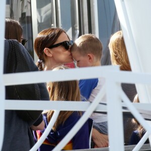 Exclusif - Jennifer Garner en touriste à Paris avec ses enfants, Violet, Seraphina et Samuel le 6 mai 2016. Elle commence son périple Place de la concorde devant l'Obélisque puis fait un tour de Grande Roue. Pas de passe droit négocié, l'actrice et ses enfants font la queue avec les autres touristes. Ensuite, la famille, sans Ben Affleck, se dirige vers Montmartre où les enfants font un tour de Manège. Jennifer monte avec eux pour immortaliser ce moment de récréation avec son téléphone portable, puis ils se dirigent vers la Basilique du Sacré-Coeur de Montmartre. Jennifer en sort visiblement très émue et la petite Seraphina très fatiguée puisqu'elle finit endormie sur le dos de sa mère.