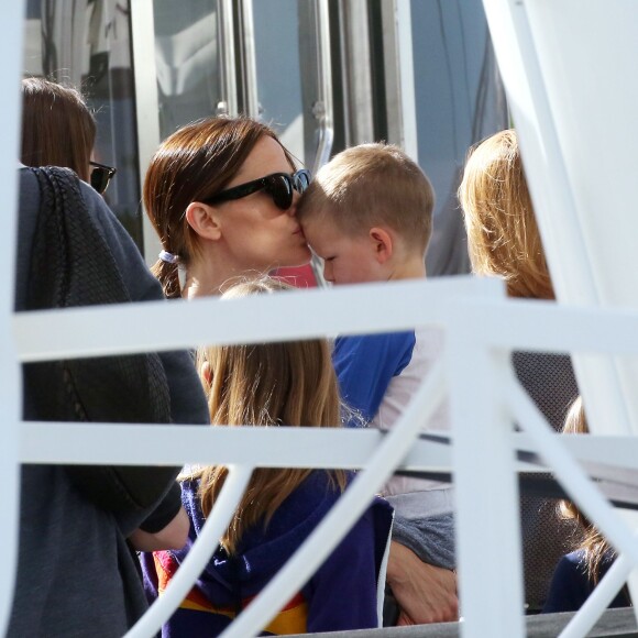 Exclusif - Jennifer Garner en touriste à Paris avec ses enfants, Violet, Seraphina et Samuel le 6 mai 2016. Elle commence son périple Place de la concorde devant l'Obélisque puis fait un tour de Grande Roue. Pas de passe droit négocié, l'actrice et ses enfants font la queue avec les autres touristes. Ensuite, la famille, sans Ben Affleck, se dirige vers Montmartre où les enfants font un tour de Manège. Jennifer monte avec eux pour immortaliser ce moment de récréation avec son téléphone portable, puis ils se dirigent vers la Basilique du Sacré-Coeur de Montmartre. Jennifer en sort visiblement très émue et la petite Seraphina très fatiguée puisqu'elle finit endormie sur le dos de sa mère.