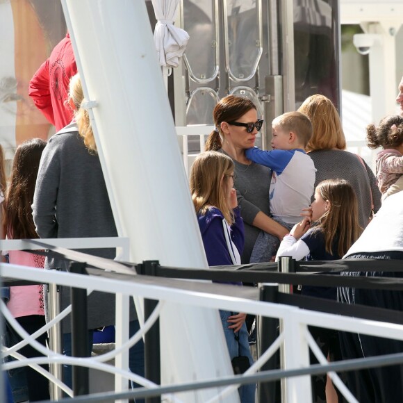 Exclusif - Jennifer Garner en touriste à Paris avec ses enfants, Violet, Seraphina et Samuel le 6 mai 2016. Elle commence son périple Place de la concorde devant l'Obélisque puis fait un tour de Grande Roue. Pas de passe droit négocié, l'actrice et ses enfants font la queue avec les autres touristes. Ensuite, la famille, sans Ben Affleck, se dirige vers Montmartre où les enfants font un tour de Manège. Jennifer monte avec eux pour immortaliser ce moment de récréation avec son téléphone portable, puis ils se dirigent vers la Basilique du Sacré-Coeur de Montmartre. Jennifer en sort visiblement très émue et la petite Seraphina très fatiguée puisqu'elle finit endormie sur le dos de sa mère.