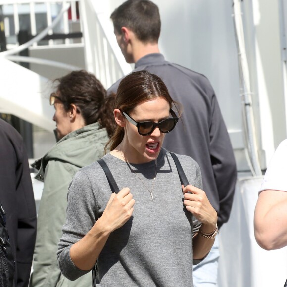 Exclusif - Jennifer Garner en touriste à Paris avec ses enfants, Violet, Seraphina et Samuel le 6 mai 2016. Elle commence son périple Place de la concorde devant l'Obélisque puis fait un tour de Grande Roue. Pas de passe droit négocié, l'actrice et ses enfants font la queue avec les autres touristes. Ensuite, la famille, sans Ben Affleck, se dirige vers Montmartre où les enfants font un tour de Manège. Jennifer monte avec eux pour immortaliser ce moment de récréation avec son téléphone portable, puis ils se dirigent vers la Basilique du Sacré-Coeur de Montmartre. Jennifer en sort visiblement très émue et la petite Seraphina très fatiguée puisqu'elle finit endormie sur le dos de sa mère.