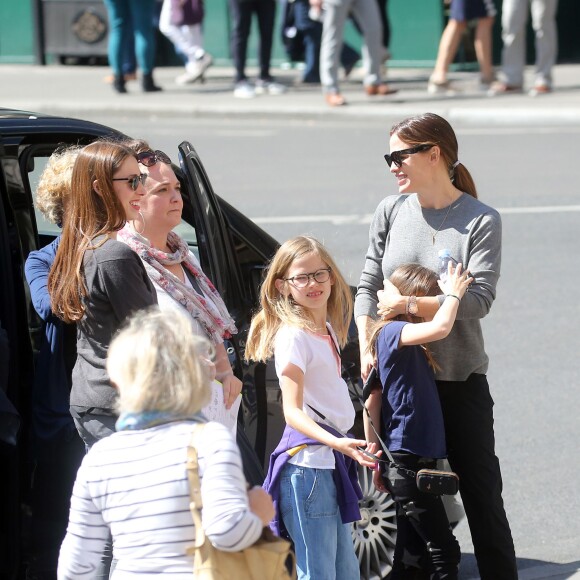 Exclusif - Jennifer Garner en touriste à Paris avec ses enfants, Violet, Seraphina et Samuel le 6 mai 2016. Elle commence son périple Place de la concorde devant l'Obélisque puis fait un tour de Grande Roue. Pas de passe droit négocié, l'actrice et ses enfants font la queue avec les autres touristes. Ensuite, la famille, sans Ben Affleck, se dirige vers Montmartre où les enfants font un tour de Manège. Jennifer monte avec eux pour immortaliser ce moment de récréation avec son téléphone portable, puis ils se dirigent vers la Basilique du Sacré-Coeur de Montmartre. Jennifer en sort visiblement très émue et la petite Seraphina très fatiguée puisqu'elle finit endormie sur le dos de sa mère.