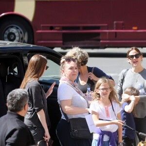 Exclusif - Jennifer Garner en touriste à Paris avec ses enfants, Violet, Seraphina et Samuel le 6 mai 2016. Elle commence son périple Place de la concorde devant l'Obélisque puis fait un tour de Grande Roue. Pas de passe droit négocié, l'actrice et ses enfants font la queue avec les autres touristes. Ensuite, la famille, sans Ben Affleck, se dirige vers Montmartre où les enfants font un tour de Manège. Jennifer monte avec eux pour immortaliser ce moment de récréation avec son téléphone portable, puis ils se dirigent vers la Basilique du Sacré-Coeur de Montmartre. Jennifer en sort visiblement très émue et la petite Seraphina très fatiguée puisqu'elle finit endormie sur le dos de sa mère.