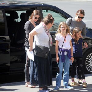 Exclusif - Jennifer Garner en touriste à Paris avec ses enfants, Violet, Seraphina et Samuel le 6 mai 2016. Elle commence son périple Place de la concorde devant l'Obélisque puis fait un tour de Grande Roue. Pas de passe droit négocié, l'actrice et ses enfants font la queue avec les autres touristes. Ensuite, la famille, sans Ben Affleck, se dirige vers Montmartre où les enfants font un tour de Manège. Jennifer monte avec eux pour immortaliser ce moment de récréation avec son téléphone portable, puis ils se dirigent vers la Basilique du Sacré-Coeur de Montmartre. Jennifer en sort visiblement très émue et la petite Seraphina très fatiguée puisqu'elle finit endormie sur le dos de sa mère.