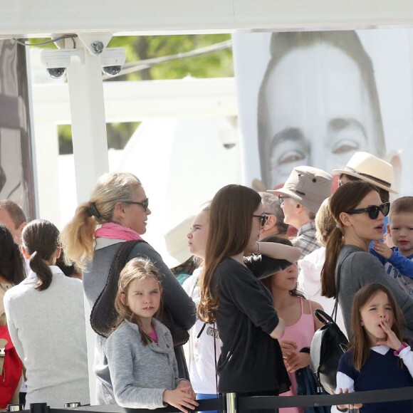 Exclusif - Jennifer Garner en touriste à Paris avec ses enfants, Violet, Seraphina et Samuel le 6 mai 2016. Elle commence son périple Place de la concorde devant l'Obélisque puis fait un tour de Grande Roue. Pas de passe droit négocié, l'actrice et ses enfants font la queue avec les autres touristes. Ensuite, la famille, sans Ben Affleck, se dirige vers Montmartre où les enfants font un tour de Manège. Jennifer monte avec eux pour immortaliser ce moment de récréation avec son téléphone portable, puis ils se dirigent vers la Basilique du Sacré-Coeur de Montmartre. Jennifer en sort visiblement très émue et la petite Seraphina très fatiguée puisqu'elle finit endormie sur le dos de sa mère.