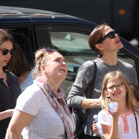 Exclusif - Jennifer Garner en touriste à Paris avec ses enfants, Violet, Seraphina et Samuel le 6 mai 2016. Elle commence son périple Place de la concorde devant l'Obélisque puis fait un tour de Grande Roue. Pas de passe droit négocié, l'actrice et ses enfants font la queue avec les autres touristes. Ensuite, la famille, sans Ben Affleck, se dirige vers Montmartre où les enfants font un tour de Manège. Jennifer monte avec eux pour immortaliser ce moment de récréation avec son téléphone portable, puis ils se dirigent vers la Basilique du Sacré-Coeur de Montmartre. Jennifer en sort visiblement très émue et la petite Seraphina très fatiguée puisqu'elle finit endormie sur le dos de sa mère.