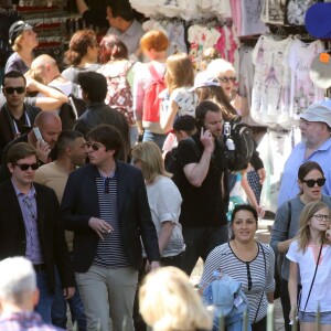 Exclusif - Jennifer Garner en touriste à Paris avec ses enfants, Violet, Seraphina et Samuel le 6 mai 2016. Elle commence son périple Place de la concorde devant l'Obélisque puis fait un tour de Grande Roue. Pas de passe droit négocié, l'actrice et ses enfants font la queue avec les autres touristes. Ensuite, la famille, sans Ben Affleck, se dirige vers Montmartre où les enfants font un tour de Manège. Jennifer monte avec eux pour immortaliser ce moment de récréation avec son téléphone portable, puis ils se dirigent vers la Basilique du Sacré-Coeur de Montmartre. Jennifer en sort visiblement très émue et la petite Seraphina très fatiguée puisqu'elle finit endormie sur le dos de sa mère.