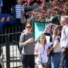 Exclusif - Jennifer Garner en touriste à Paris avec ses enfants, Violet, Seraphina et Samuel le 6 mai 2016. Elle commence son périple Place de la concorde devant l'Obélisque puis fait un tour de Grande Roue. Pas de passe droit négocié, l'actrice et ses enfants font la queue avec les autres touristes. Ensuite, la famille, sans Ben Affleck, se dirige vers Montmartre où les enfants font un tour de Manège. Jennifer monte avec eux pour immortaliser ce moment de récréation avec son téléphone portable, puis ils se dirigent vers la Basilique du Sacré-Coeur de Montmartre. Jennifer en sort visiblement très émue et la petite Seraphina très fatiguée puisqu'elle finit endormie sur le dos de sa mère.