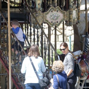 Semi-Exclusif - Jennifer Garner en touriste à Paris avec ses enfants, Violet, Seraphina et Samuel le 6 mai 2016. Elle commence son périple Place de la concorde devant l'Obélisque puis fait un tour de Grande Roue. Pas de passe droit négocié, l'actrice et ses enfants font la queue avec les autres touristes. Ensuite, la famille, sans Ben Affleck, se dirige vers Montmartre où les enfants font un tour de Manège. Jennifer monte avec eux pour immortaliser ce moment de récréation avec son téléphone portable, puis ils se dirigent vers la Basilique du Sacré-Cœur de Montmartre. Jennifer en sort visiblement très émue et la petite Seraphina très fatiguée puisqu'elle finit endormie sur le dos de sa mère.  Semi Exclusive - No Web No Blog for Belgique / Suisse For Germany, please call for price. Jennifer Garner tourist in Paris with her children Violet , Seraphina and Samuel May 6, 2016 . It begins its journey Square concord to the Obelisk and a tour of Big Wheel . No negotiated right pass , actress and children queue with other tourists. Then the family without Ben Affleck, goes to Montmartre where the children a ride Carousel . Jennifer goes with them to capture the moment of recreation with his cell phone and then they head to the Basilica of the Sacred Heart of Montmartre. Jennifer visibly out very moved and very tired little Seraphina because eventually fell asleep on the back of his mother .06/05/2016 - Paris