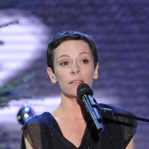 Emily Loizeau à l'enregistrement de l'emission "Vivement Dimanche" à Paris le 19 décembre 2012