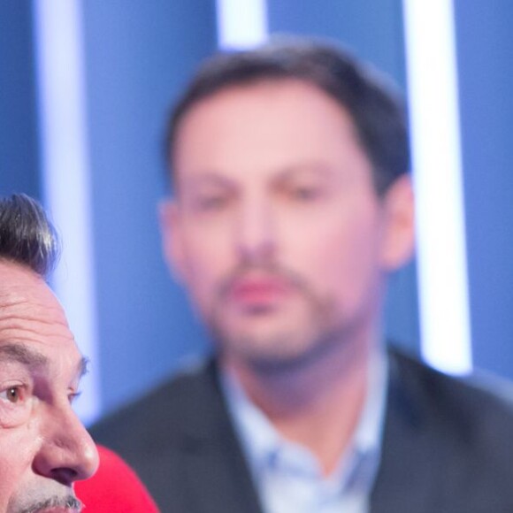 Exclusif - Florent Pagny et Marc-Olivier Fogiel, sur le tournage de l'émission Le Divan de Marc-Olivier Fogiel, le 22 avril 2016 (pour une diffusion le mardi 10 mai 2016 à 23h15 sur France 3). © Cyril Moreau