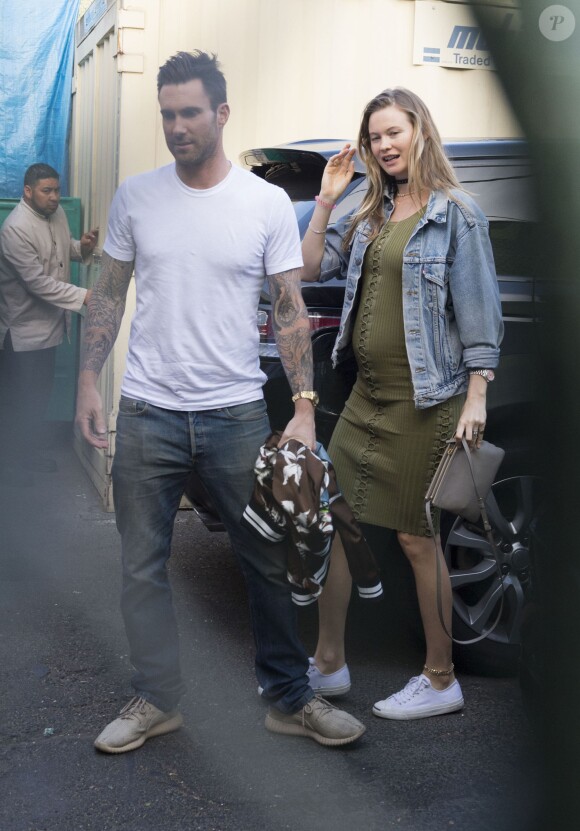 Exclusif - Adam Levine, chanteur de Maroon 5, et sa femme Behati Prinsloo, enceinte de 5 mois, vont dîner au restaurant Craig's à West Hollywood le 3 mai 2016.