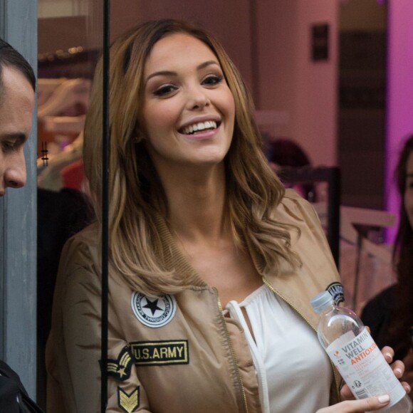 Nabilla Benattia rencontre ses fans et inaugure la boutique éphémère (pop Up store) Boohoo rue Saint-Honoré à Paris le 8 avril 2016 