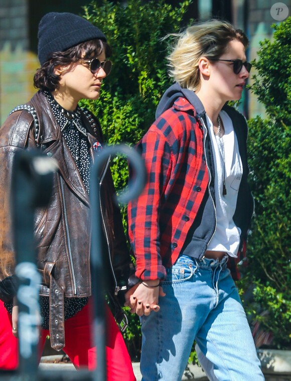 Kristen Stewart, les cheveux blonds, se promène main dans la main avec sa petite amie Soko dans les rues de New York, le 12 avril 2016