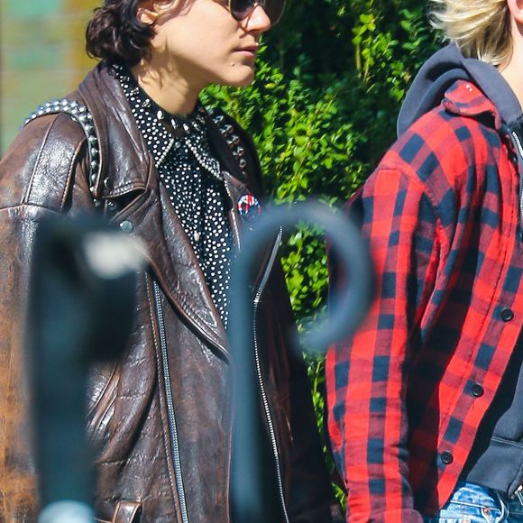 Kristen Stewart, les cheveux blonds, se promène main dans la main avec sa petite amie Soko dans les rues de New York, le 12 avril 2016