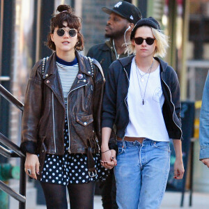 Kristen Stewart se promène avec sa petite amie Soko dans les rues de New York, le 12 avril 2016