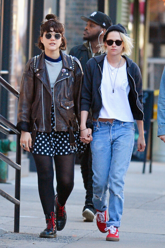 Kristen Stewart se promène avec sa petite amie Soko dans les rues de New York, le 12 avril 2016