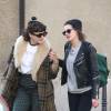 Kristen Stewart et sa compagne Soko (Stéphanie Sokolinski) partagent un baiser lors d'une balade romantique à Paris le 15 mars 2016. © Agence / Bestimage