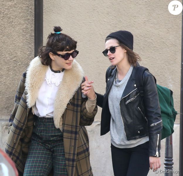 Kristen Stewart et sa compagne Soko (Stéphanie Sokolinski) partagent un baiser lors d'une balade romantique à Paris le 15 mars 2016. © Agence / Bestimage