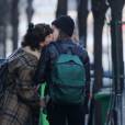 Kristen Stewart et sa compagne Soko (Stéphanie Sokolinski) partagent un baiser lors d'une balade romantique à Paris le 15 mars 2016. © Agence / Bestimage