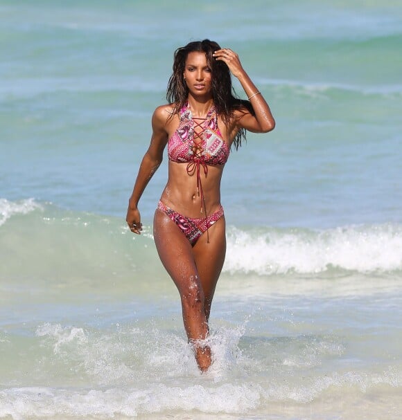 Jasmine Tookes - Les mannequins de la marque Victoria's Secret en pleine séance photo sur une plage à Miami, le 10 mai 201.