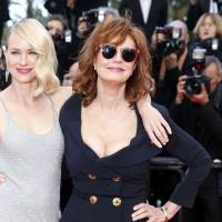 Susan Sarandon généreusement décolletée et complice avec Naomi Watts à Cannes
