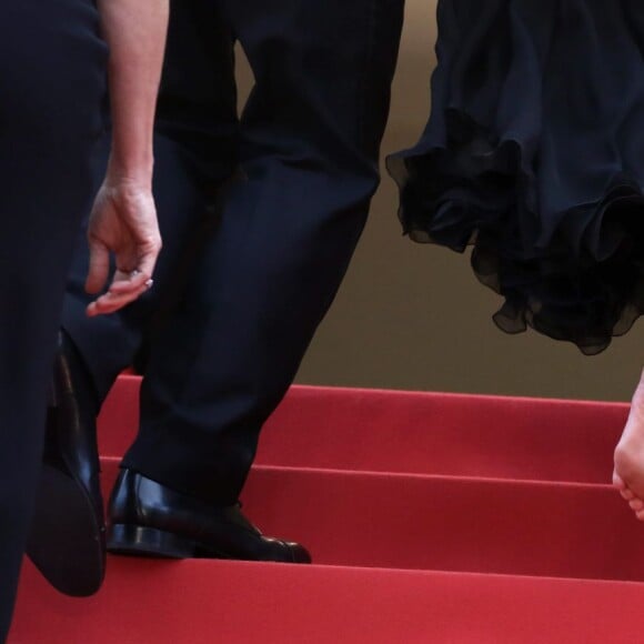 Julia Roberts (robe Armani Privé) a fait la montée des marches du film "Money Monster" avec ses souliers mais aussi pieds nus ! - 69e Festival International du Film de Cannes. Le 12 mai 2016. © Borde-Jacovides-Moreau/Bestimage