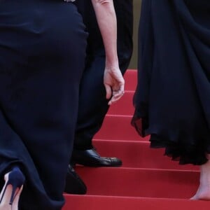 Julia Roberts (robe Armani Privé) a fait la montée des marches du film "Money Monster" avec ses souliers mais aussi pieds nus ! - 69e Festival International du Film de Cannes. Le 12 mai 2016. © Borde-Jacovides-Moreau/Bestimage