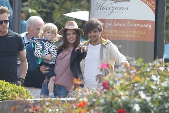 Exclusif - Louis Tomlinson, du groupe One Direction, et sa compagne Danielle Campbell ont passé l'après-midi avec le bébé de ce dernier, Freddie, né le 21 janvier 2016. L'artiste était en compagnie de sa mère Jay Deakin et de ses frères et soeurs, les jumeaux Doris et Ernest. Le 30 mars 2016 © CPA / Bestimage